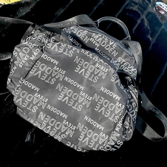 Steve Madden Black Nylon White Logo Cinch & Flap Top Back Pack w/ 4 Zip Pockets - Picture 6 of 13